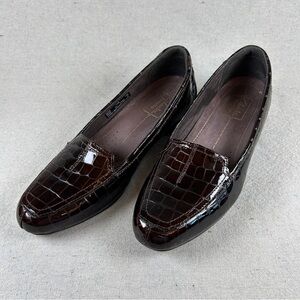 Clarks Everyday Glossy Croc-Pattern Patent Loafers in Brown - size 7.5